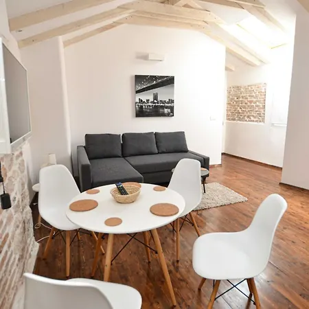 Apartment Trendy And Chic Downtown