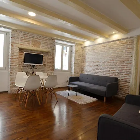 Trendy And Chic Downtown Apartman *